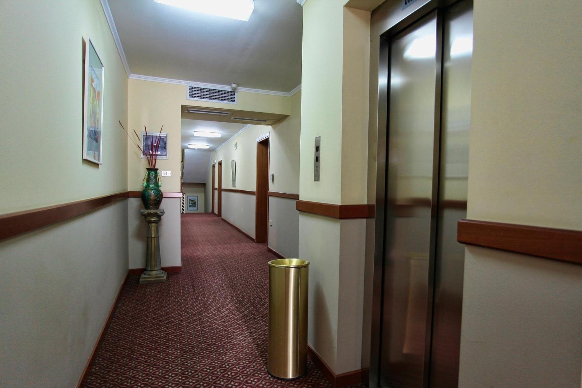 Hotel Regency Korce Bagian luar foto