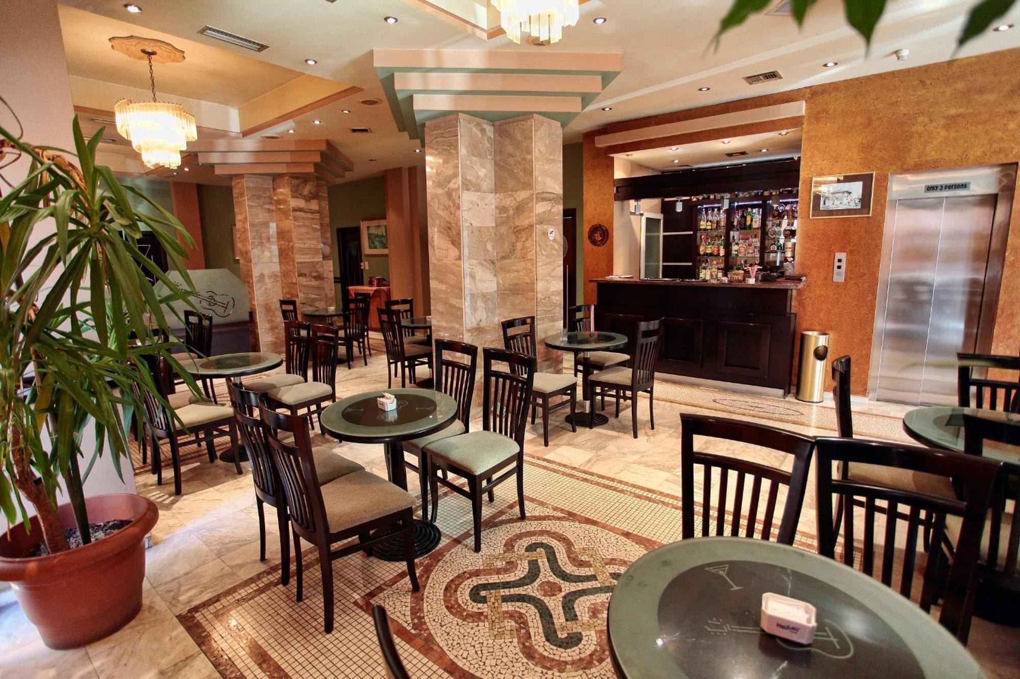 Hotel Regency Korce Bagian luar foto