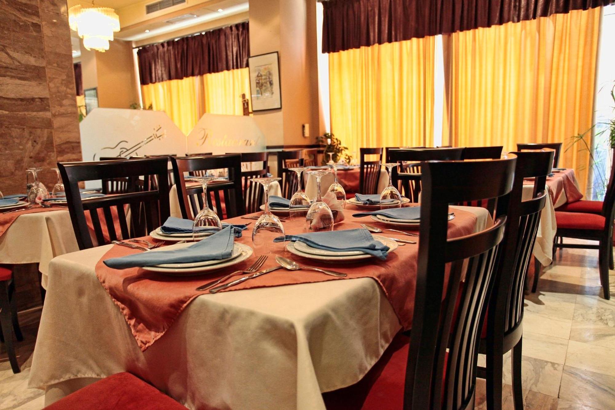Hotel Regency Korce Bagian luar foto